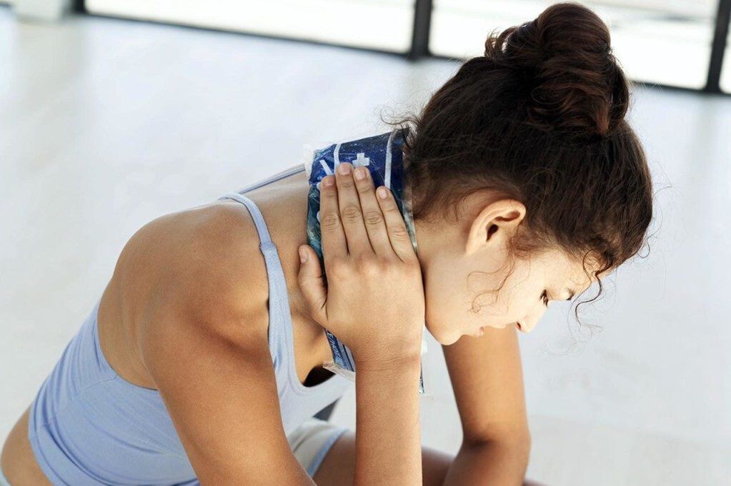 Squeeze over the neck to weaken the symptoms of osteocondrosis